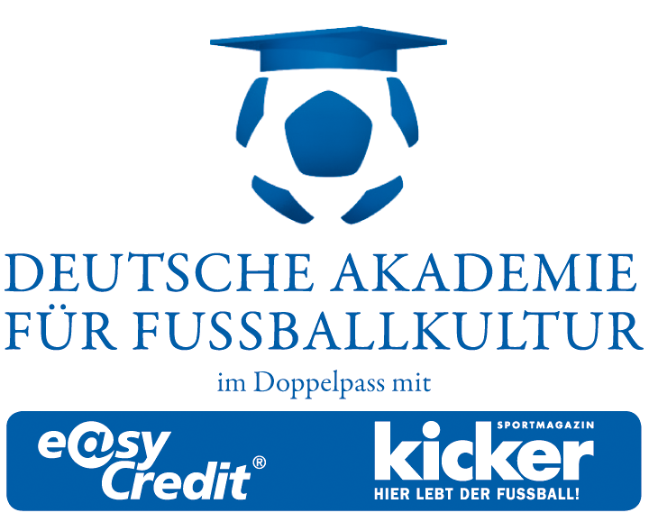 Logo der Deutschen Akademie für Fußballkultur - ein Fußball mit einem College-Abschlusshut auf. Darunter der Schriftzug und die Sponsorenlogos der Fußballzeitung Kicker und der Easy-Credit-Bank