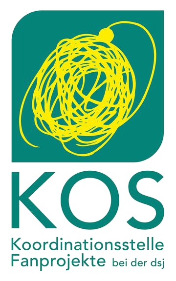 Logo der Koordinationsstelle Fanprojekte bei der dsj (KOS) - gekritzelter gelber Kreis auf grünem quadratischem Hintergrund. Darunter der Schriftzug der KOS in grün