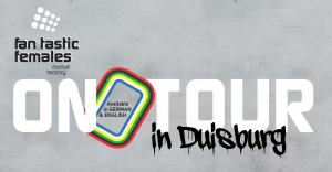 Fan.Tastic Females Tourflyer graue Betonwand mit dem Fan.Tastic Females Logo & Text in weiß: On Tour in Duisburg